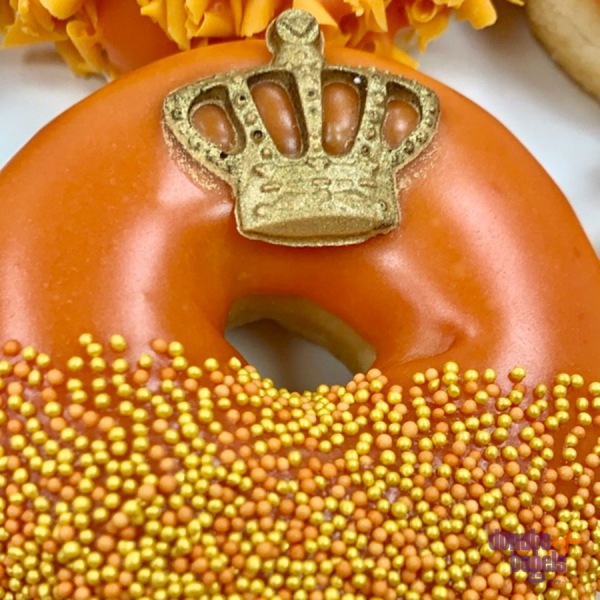 oranje donuts met kroon en goud