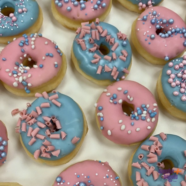 Mini donuts voor een geboorte in blauw en roze