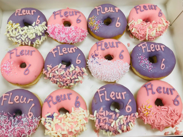 Roze verjaardag thema donuts