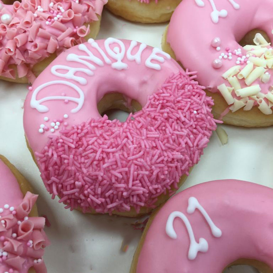 Roze donut met de tekst danique